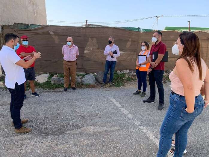 Imagen de archivo del concejal de Aguas y vicealcalde, Héctor Suárez, con vecinos de Pedro Pazo/TA.